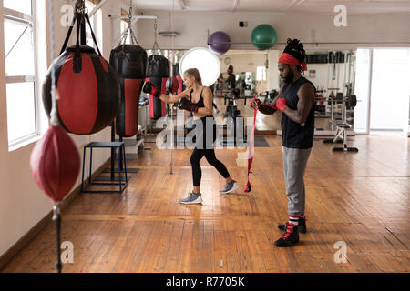 Männliche und weibliche Boxer üben im Fitness Studio. Stockfoto