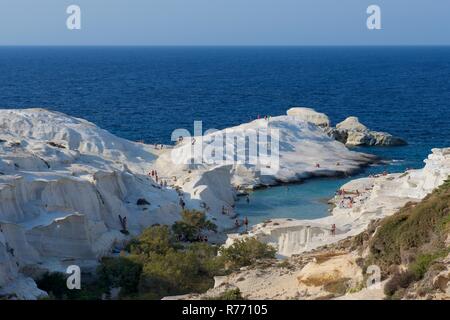 Milos/Griechenland - 22.08.2017: Besucher am Weißen Felsen bestaunen und schwimmen bei Sarakiniko Strand auf Milos. Stockfoto