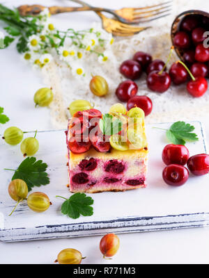 Stück Kuchen aus Beeren von Kirsche und Hüttenkäse Stockfoto