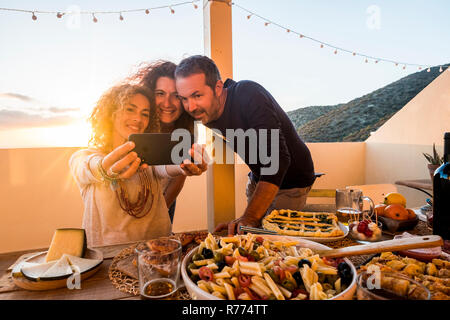 Die Gruppe von Menschen friednship Konzept Spaß zusammen selfie bei einem Mittag- oder Abendessen im Freien zu Hause auf der Terrasse - Angehörige und kaukasische wom Stockfoto