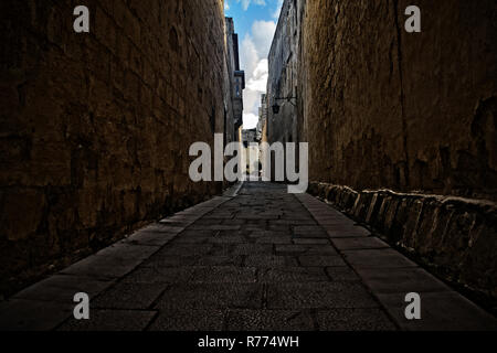 Eine schmale Gasse in Mdina, Malta Stockfoto