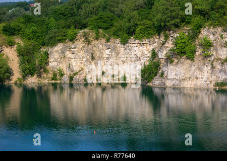 Lagune Zakrzowek in einem alten Kalksteinbruch, smaragdgrünen Wasser, Krakau, Polen. Stockfoto