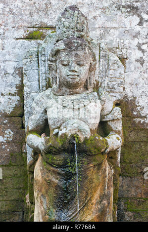 Geschnitzte Statue aus Granit in der rituellen Baden Pool, Goa Gajah Elephant Cave, Bali, Indonesien Stockfoto