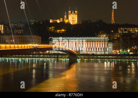 Lyon Gerichtsgebäude, Passerelle du Palais de Justice, Courthouse Fußgängerbrücke, die Basilika Notre-Dame de Fourvière und die metallischen Stockfoto