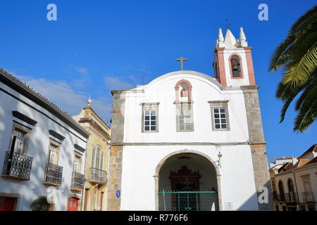 Die Kirche Nossa Senhora da Ajuda ou de Sao Paulo, auf Antonio Padinha Square, mit historischen Gebäuden, Tavira, Algarve, Portugal Stockfoto