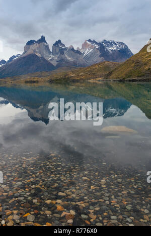 Cuernos del Paine im Lago Pehoe, Torres del Paine Nationalpark, chilenischen Patagonien, Chile Stockfoto