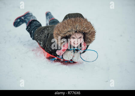 Rodeln im Park Stockfoto