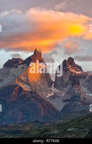 Sonnenaufgang über dem Cuernos del Paine, Torres del Paine Nationalpark, chilenischen Patagonien, Chile Stockfoto