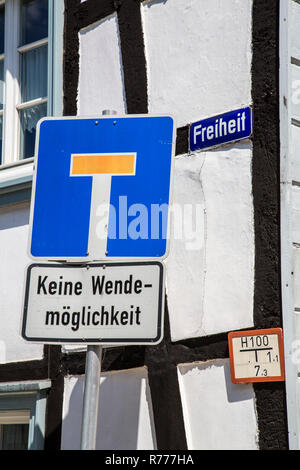 Straßensschild Freiheit und Sackgasse Schild, kein U-Turn, Hattingen, Nordrhein-Westfalen, Deutschland Stockfoto