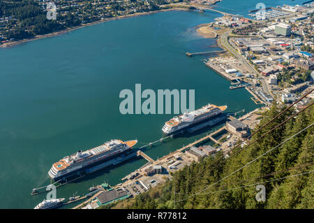 Die Innenstadt von Alaskas Hauptstadt Juneau und Cruise Ship Port mit zwei Schiffen angedockt, Luftaufnahme vom Mount Roberts Kabel-Straßenbahn. Juneau, Alaska, USA. Stockfoto