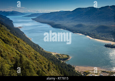 Sonnig und hell Antenne Südbalkon mit Blick auf die Länge Gastineau Kanal vom Mount Roberts, Juneau, Alaska, USA. Douglas Insel im Westen. Stockfoto