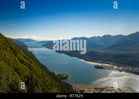 Sonnig und hell Antenne Südbalkon mit Blick auf die Länge Gastineau Kanal vom Mount Roberts, Juneau, Alaska, USA. Douglas Insel im Westen. Stockfoto