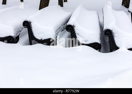 Bänke im City Park nach starker Schneefall bedeckt mit dickem Schnee Stockfoto