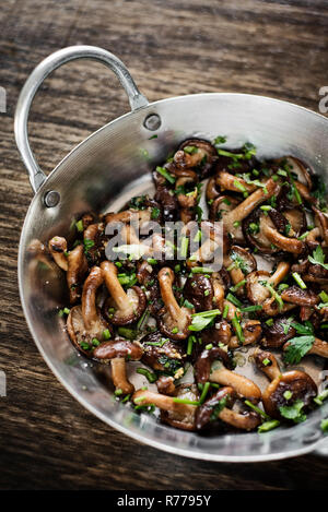 Gebratene Shiitake-pilze in Knoblauch Kräuter und Olivenöl Snack Stockfoto