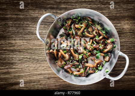 Gebratene Shiitake-pilze in Knoblauch Kräuter und Olivenöl Snack Stockfoto