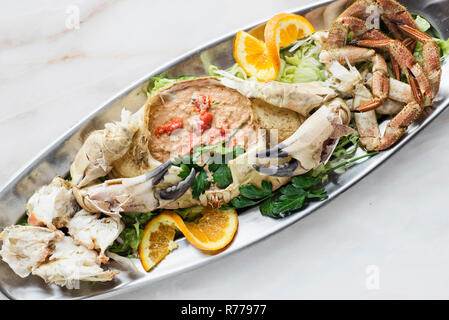 Gourmet Frische ganze Krabbe mit Meeresfrüchten Creme mousse Mahlzeit Stockfoto