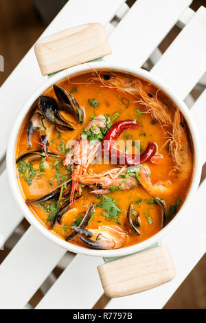 Gemischte Frische cremig würziger Seafood Suppe Stockfoto