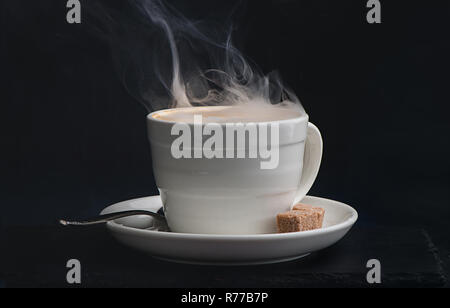 Dampfende Tasse Kaffee auf einem dunklen Hintergrund mit Kopie Raum Stockfoto