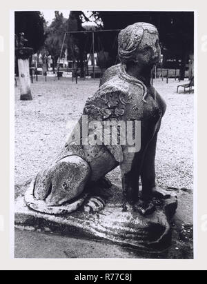 Umbrien Terni Terni öffentliche Gärten, das ist mein Italien, die italienische Land der Geschichte, eine Aussicht auf den Sphinx Brunnen in den Gärten, sowie die Apsis und Glockenturm der angrenzenden Dom S. Maria Assunta. Stockfoto