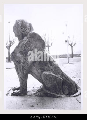 Umbrien Terni Terni öffentliche Gärten, das ist mein Italien, die italienische Land der Geschichte, eine Aussicht auf den Sphinx Brunnen in den Gärten, sowie die Apsis und Glockenturm der angrenzenden Dom S. Maria Assunta. Stockfoto