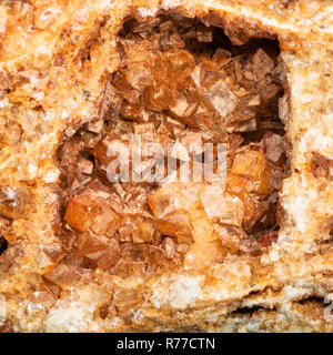 Wulfenit Kristalle in geode Nahaufnahme Stockfoto