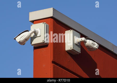 Video Kamera System an der Wand des Gebäudes Stockfoto