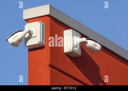 Video Kamera System an der Wand des Gebäudes Stockfoto