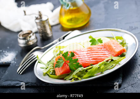 Lachs Fisch mit frischem Salat auf Teller Stockfoto