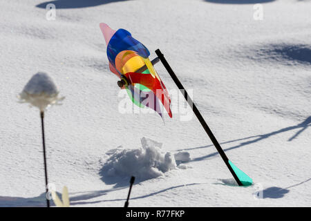 Eine Bunte Windmühle im Schnee Stockfoto