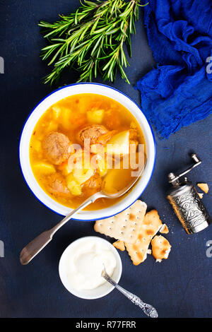 Suppe mit Gemüse und Fleischbällchen in Schüssel Stockfoto