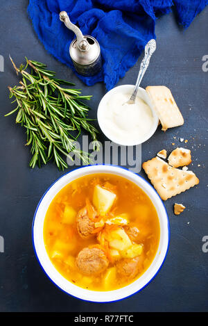 Suppe mit Gemüse und Fleischbällchen in Schüssel Stockfoto