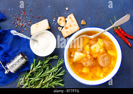 Suppe mit Gemüse und Fleischbällchen in Schüssel Stockfoto