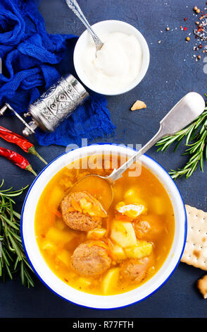 Suppe mit Gemüse und Fleischbällchen in Schüssel Stockfoto