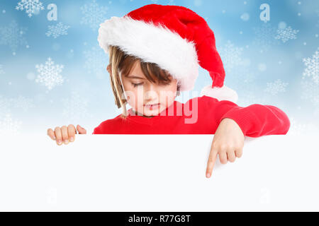 Weihnachten Kind Mädchen Santa Claus auf leeren banner Schnee schneit copyspace Stockfoto