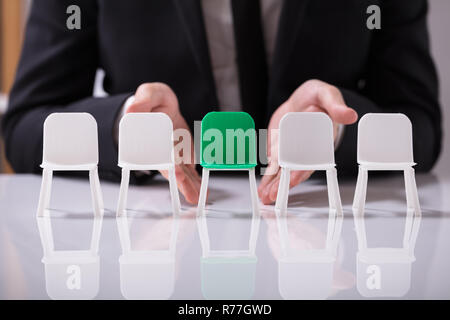 Unternehmer mit grünen Sitz Stockfoto