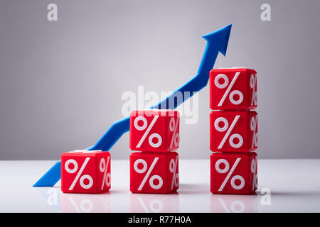 Zunehmende Gestapelt rote Würfel mit Prozentsatz Stockfoto