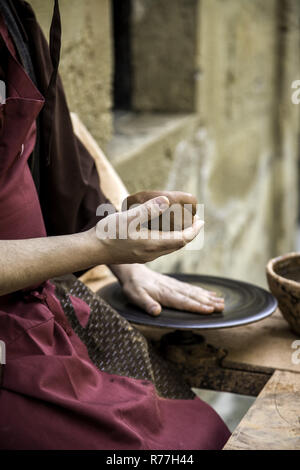 Hände der Mann bei der Arbeit und Gestaltung von Ton, Potter in der Keramik Stockfoto