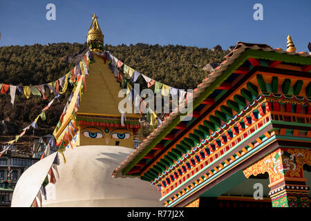 Nepal, Namche Bazar, Main chorten und farbenfroh gestaltete Buddhistischen Pavillon Stockfoto