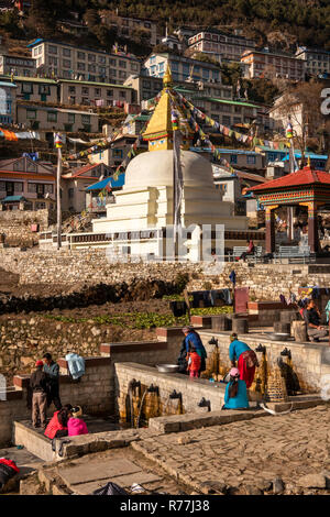 Nepal, Namche Bazar, Main chorten und Menschen Wäscheservice am südlichen Tor dhobi Ghat tun Stockfoto