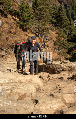 Nepal, Namche Bazar, Sagarmatha Nationalpark, Senior touristische Klettern felsigen Weg von Topdanda Stockfoto