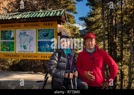 Nepal, Namche Bazar, Sagarmatha National Park, Topdanda, Senior Frau Tourist mit Sherpa Guide Stockfoto