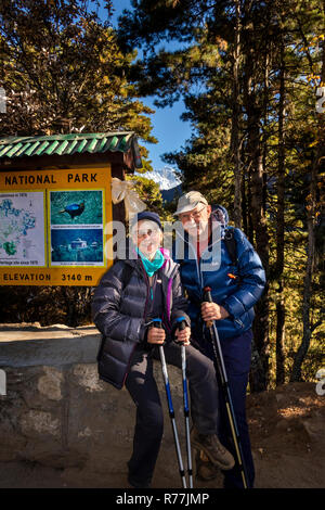 Nepal, Namche Bazar, Sagarmatha Nationalpark, Senior touristische Paar an Topdanda Sicht der Everest Stockfoto