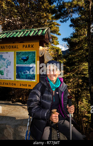 Nepal, Namche Bazar, Sagarmatha Nationalpark, Senior Frau touristische an Topdanda Sicht der Everest Stockfoto