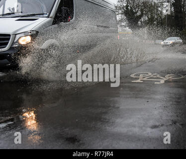 Ampthill, Bedfordshire, Großbritannien. 05.April 2018. Autos durch überflutete Straßen in Bedfordshire Spritzer Gehwege/Bürgersteige fahren. Stockfoto