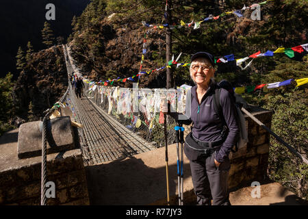 Nepal, Larja Dobhan, Senior weibliche Touristen feiern Kreuzung Obere Larja Hängebrücke über Dudh Khosi Fluss Stockfoto