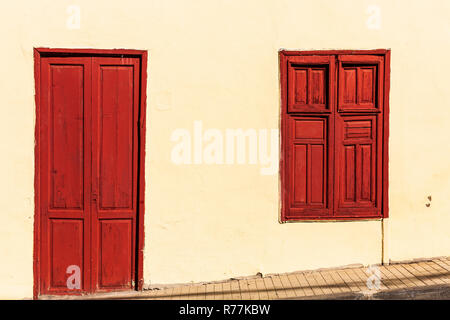 Verwitterte alte Fassaden mit hölzernen Tür und Fensterläden in der Gemeinde Guia de Isora, Teneriffa, Kanarische Inseln, Spanien Stockfoto