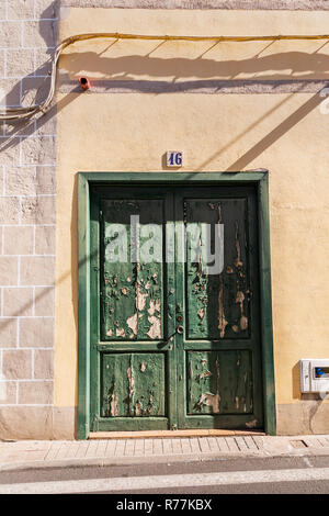 Verwitterte alte Fassaden mit Holztür in der Gemeinde Guia de Isora, Teneriffa, Kanarische Inseln, Spanien Stockfoto