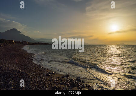 Sonnenuntergang am Strand der Stadt Campofelice di Rosaria Stockfoto