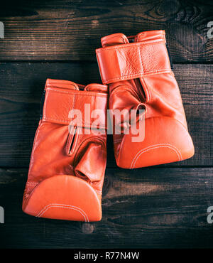 Paar rote Leder Handschuhe für Boxen Stockfoto