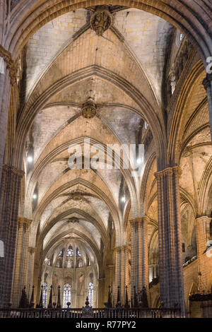 Barcelona, Spanien - 25. März 2018: Innenraum der Kathedrale, die dem Heiligen Kreuz und der Heiligen Eulalia in Barcelona, Spanien Stockfoto